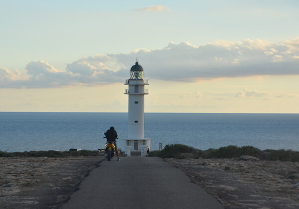 Viajar por Formentera sin Coche: Transporte Público y Rutas Alternativas