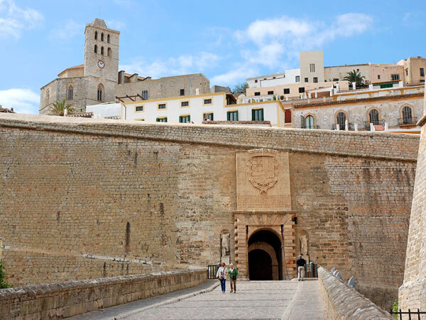Descubre el Patrimonio de Ibiza: Murallas, Mercados y Mitos