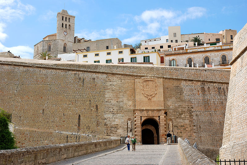 Descubre el Patrimonio de Ibiza: Murallas, Mercados y Mitos
