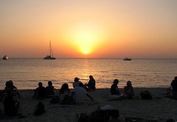 Dónde Ver los Mejores Atardeceres en Formentera (Y Qué Llevar)