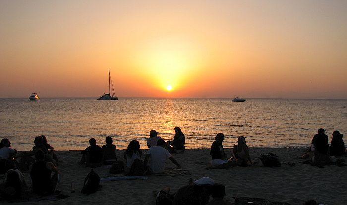 Dónde Ver los Mejores Atardeceres en Formentera (Y Qué Llevar)